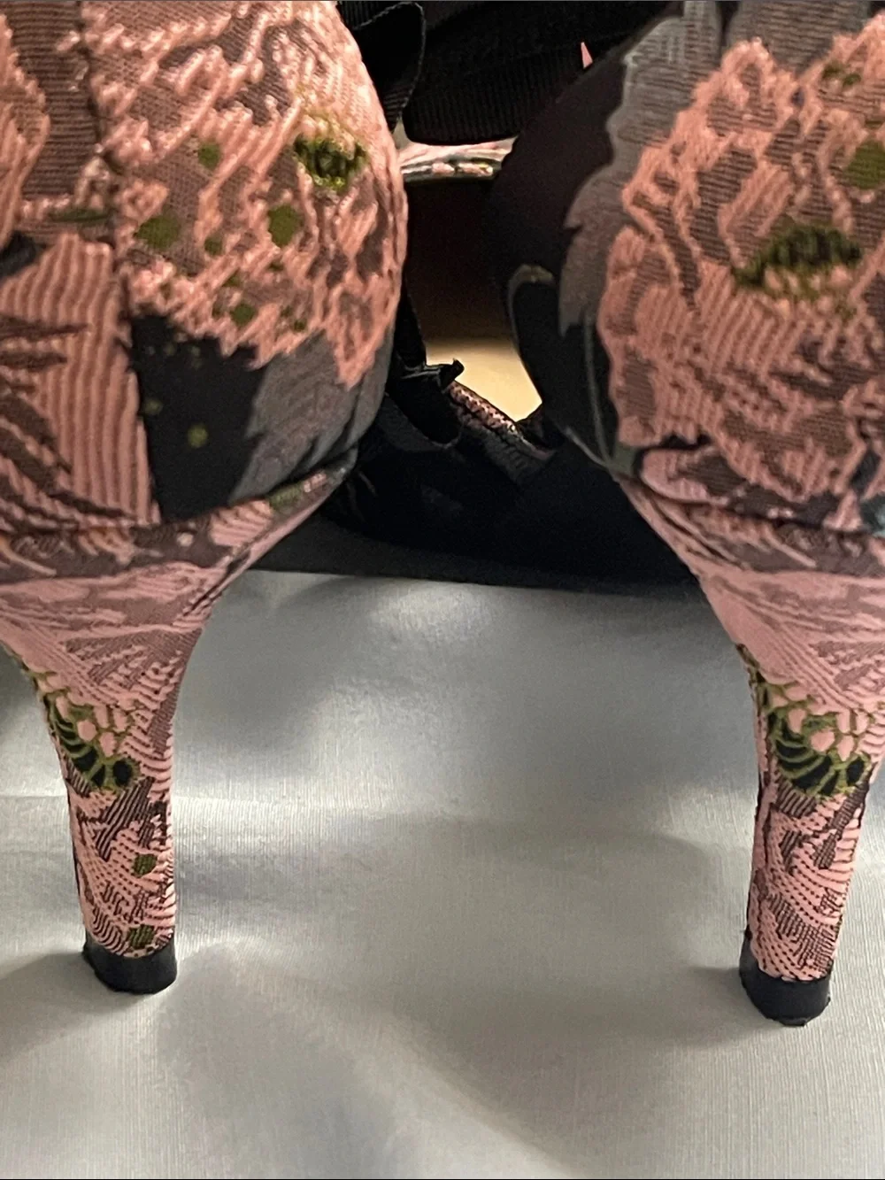 Kelly & Katie Black and Pink Floral Pointed Toe Ankle Tie Heels size 8.5